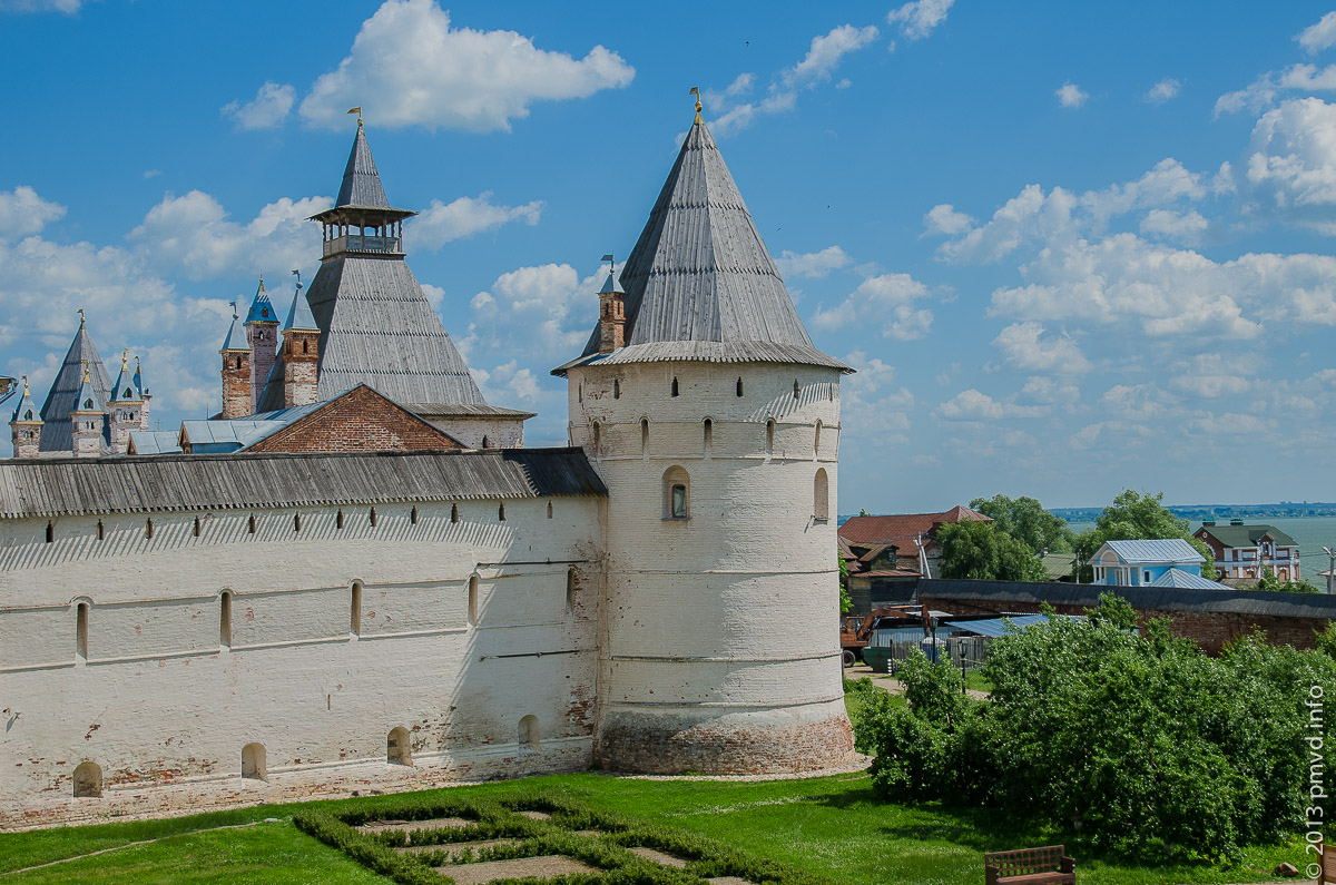 Водяная башня и Митрополичий сад со стен кремля.