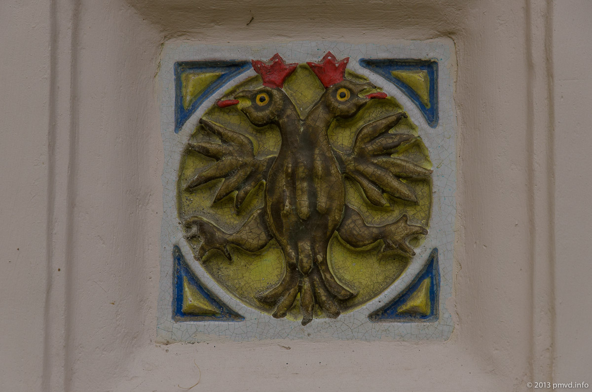 Ярославль. Поливная керамика в ограде церкви Ильи Пророка
